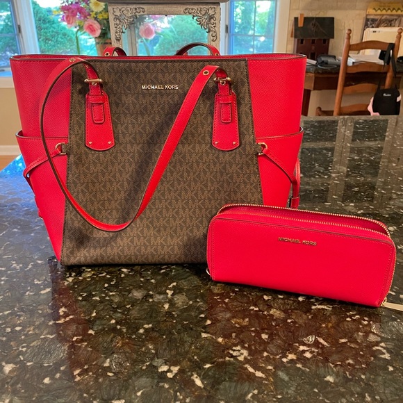 Michael Kors bag w/matching wallet
